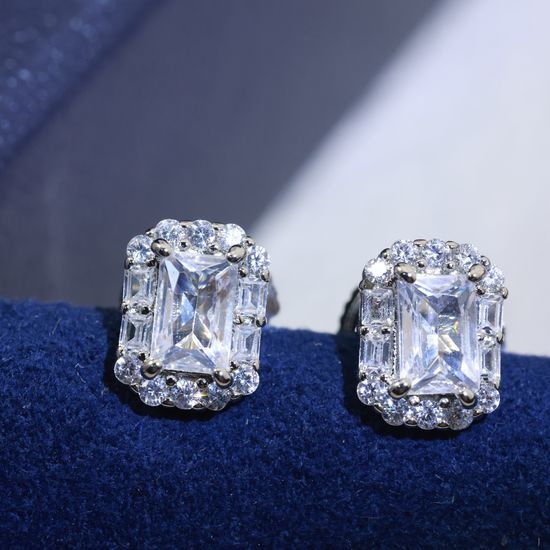 Harry Winston Classic Diamond Stud Earrings
