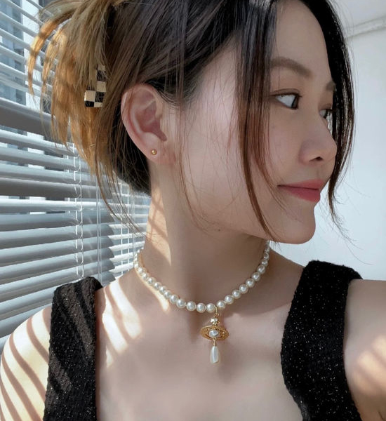 Vivienne Westhood Teardrop Pendant Single Pearl Necklace