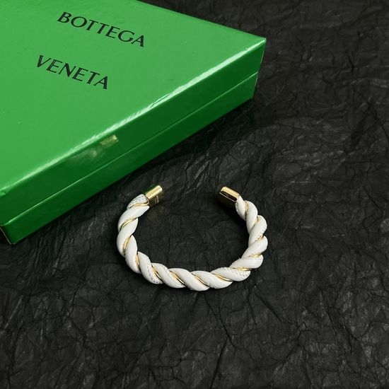Bottega Veneta BV Delicate Elegant Noble Texture Bangle