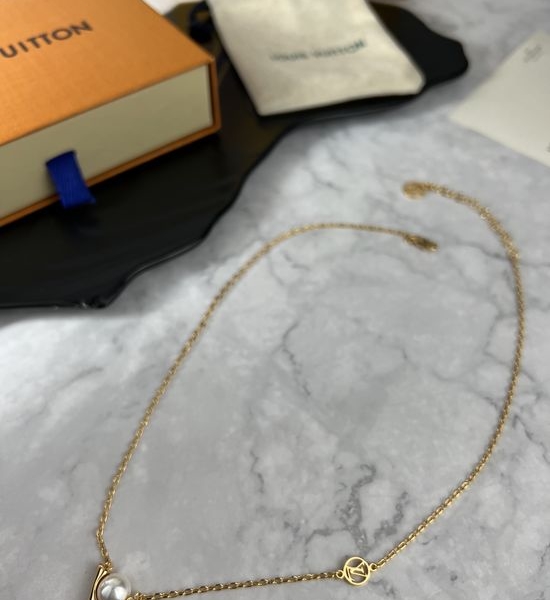 Louis Vuitton LV V-Shaped Pendant Pearl Necklace