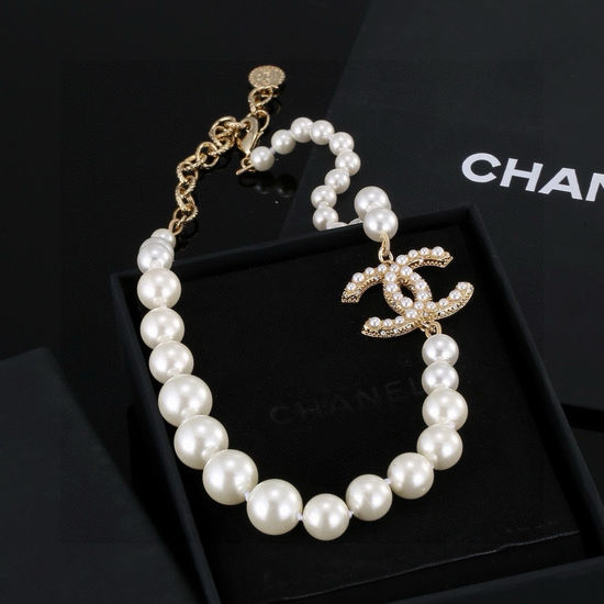 Chanel Chic Pearl Necklace with Metallic Touch