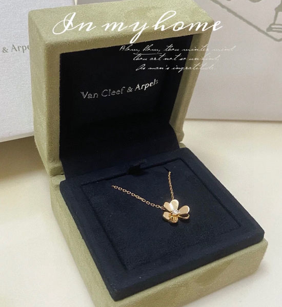 Van Cleef & Arpels VCA Clover Adjustable Pendant Necklace