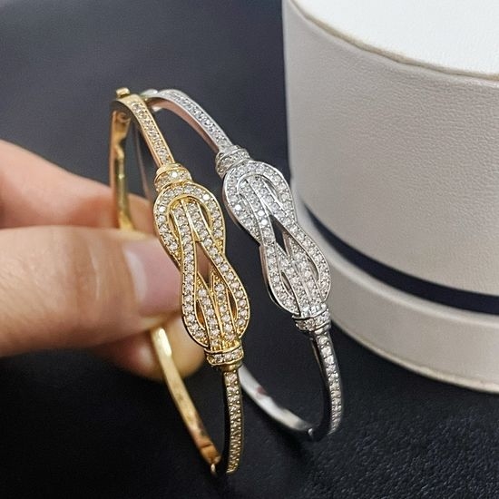 Fred 8-shaped Paved Diamond Bangle Two Colors
