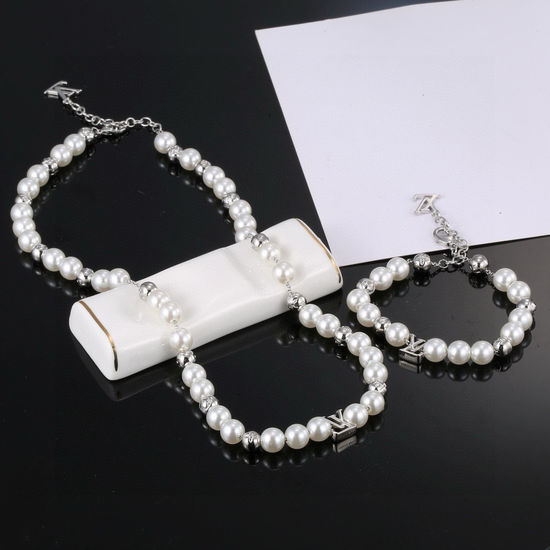 Louis Vuitton LV Elegant Pearl Necklace Bracelet Set