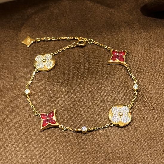 Van Cleef & Arpels VCA Elegant Red Agate Four-Flower Bracelet