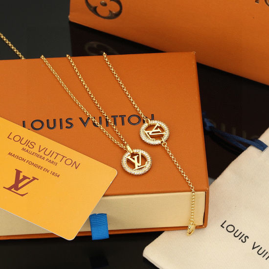 Louis Vuitton LV Polished Versatile Bracelet Necklace Set
