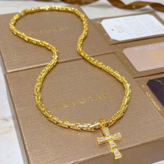 Bvlgari Elegant Carved Pattern Pendant Necklace