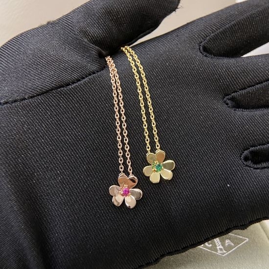 Van Cleef & Arpels VCA Clover Pendant Necklace
