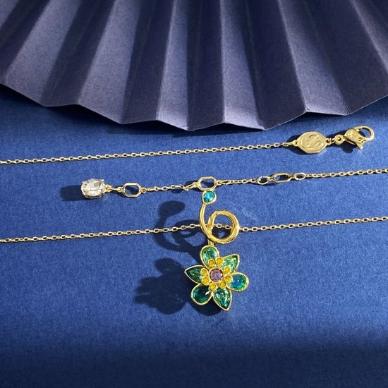 Swarovski Three-dimensional Flower Pendant Necklace