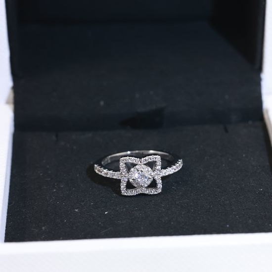 De Beers Lotus Shape Diamond Inlaid Ring