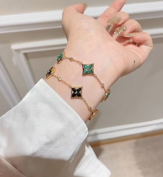 Louis Vuitton LV Onyx Four Flower Gold Bracelet