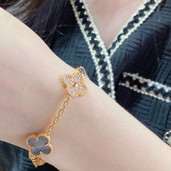 Van Cleef & Arpels VCA Natural Shell Diamond Four Leaf Clover Bracelet