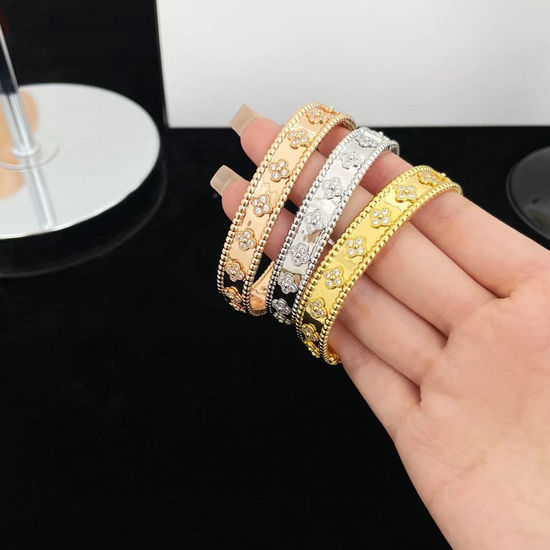 Van Cleef & Arpels VCA Wide Pattern Polished Elegant Bangle