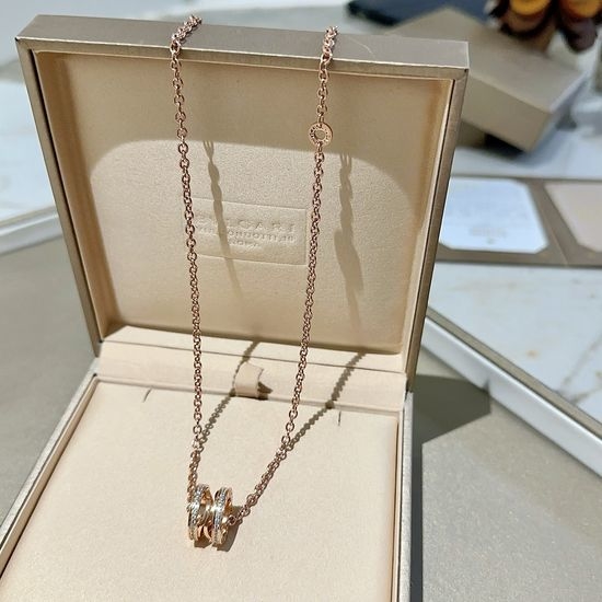Bvlgari Elegant Adjustable Polished Pendant Necklace