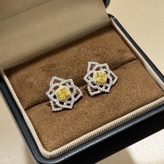 Piaget Citrine Camellia Hollow Stud Earrings