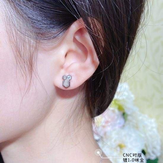 Chaumet Honeycomb Pattern Sparkle Gold Earrings