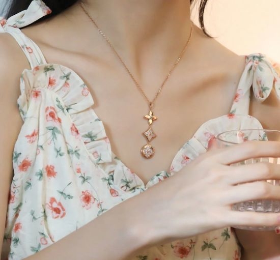 Louis Vuitton LV Full Diamond Three-Flower Pendant Necklace