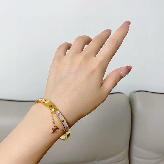 Louis Vuitton LV White Shell Pendant Bracelet Exquisite Jewelry