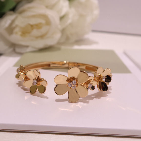 Van Cleef & Arpels VCA Clover Design Fine Crafted Bangle
