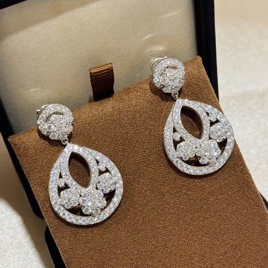 Van Cleef & Arpels VCA Floral Earrings: Elegant Arch Design