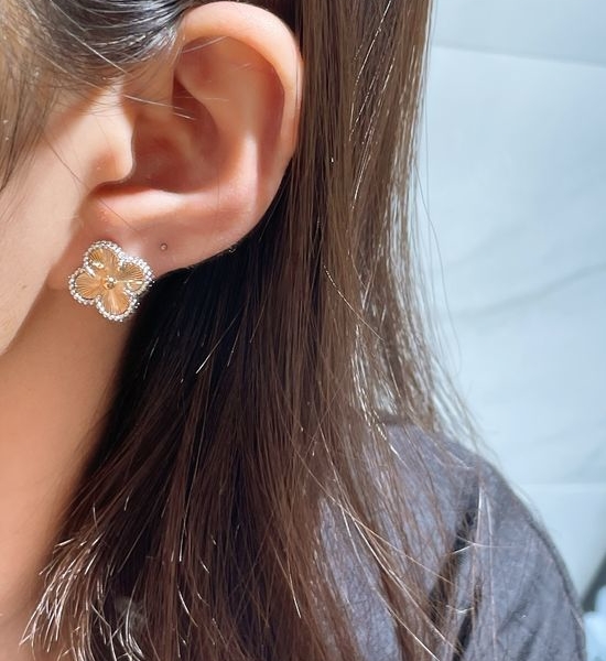 Van Cleef & Arpels VCA Clover Clip On Earrings Elegant