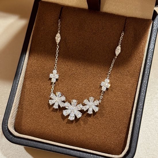 Harry Winston Silver Full Diamond Three Flower Necklace