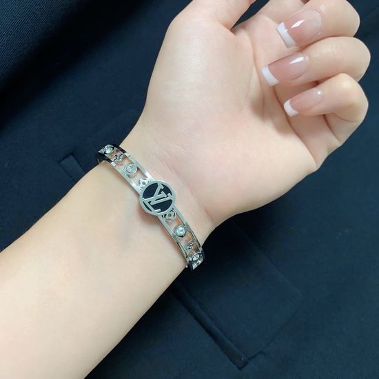 Louis Vuitton LV Diamond Inlaid Retro Delicate Bangle