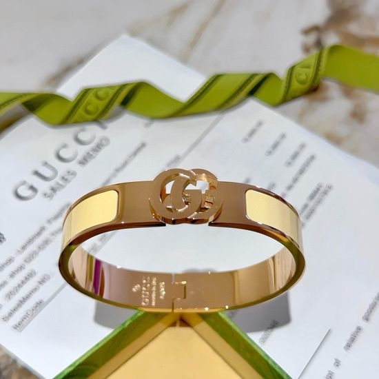 Gucci Classic Textured Bangle Stylish Accessory