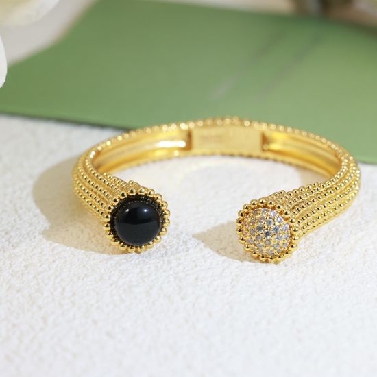 Van Cleef & Arpels VCA VCA Gemstone Bracelet with Exquisite Details
