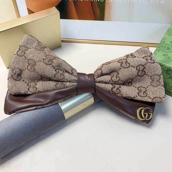 Gucci Bow Stitched Leather Spring Hair Clip