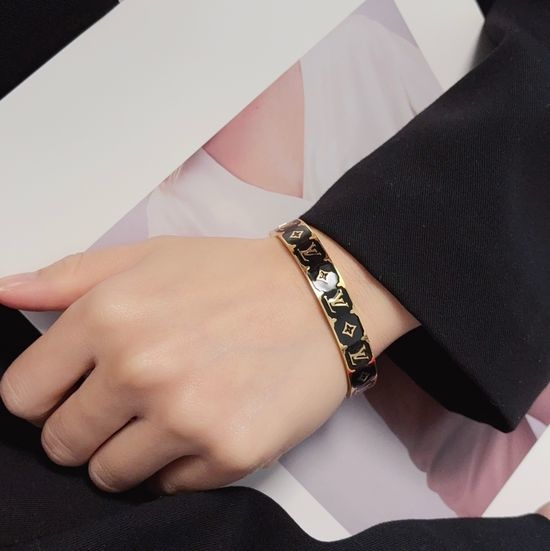 Louis Vuitton LV Unique Carved Enamel Bangle