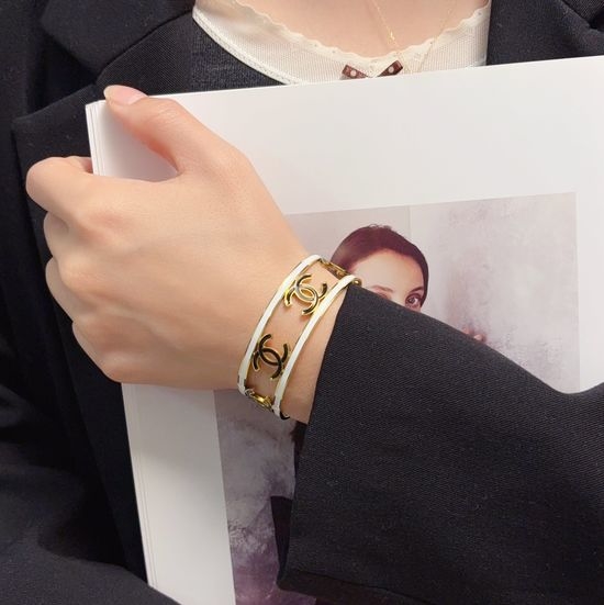 Chanel Unique Hollow Out Bangle Retro Style