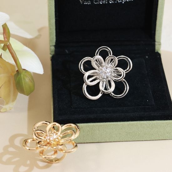 Van Cleef & Arpels VCA Flower Design Ring