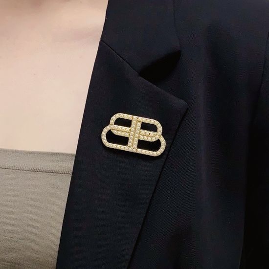 Balenciaga Full Pearl Decorative Brooch