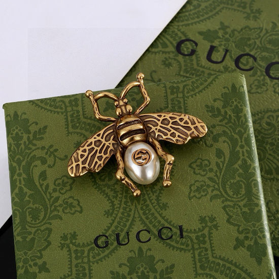 Gucci Elegant Versatile Pearl Brooch