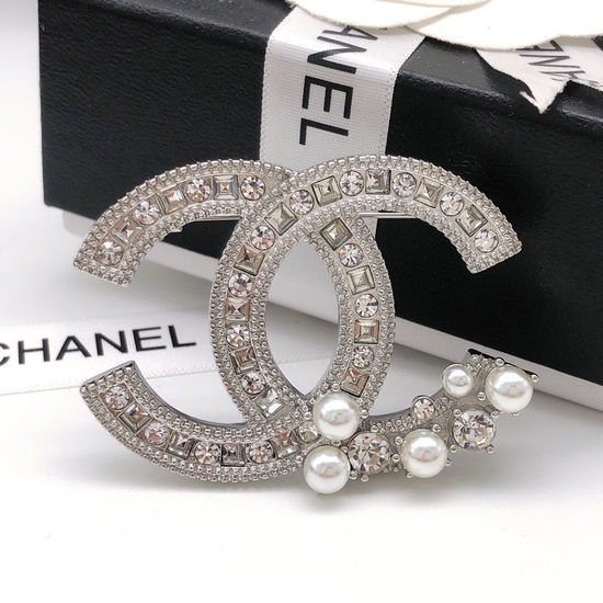 Chanel Rhinestone Pearl Star Brooch Elegant Accessory