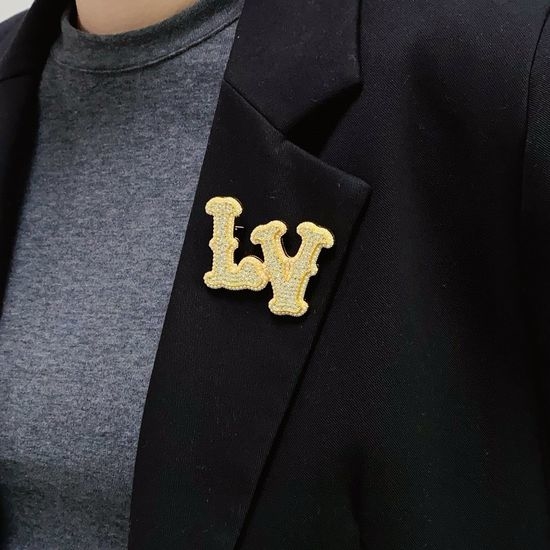 Louis Vuitton LV Diamond Inlaid Pearl Brooch Practical Versatile Accessory