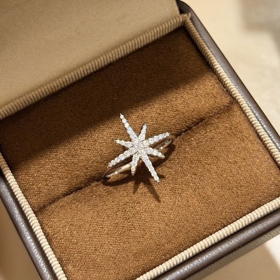 Apm monaco Crystal Eight Pointed Star Ring