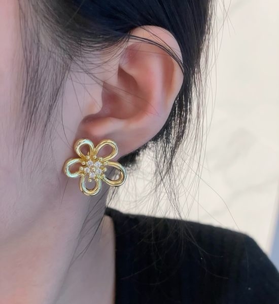 Van Cleef & Arpels VCA Gold Hollow Flower Diamond Earrings