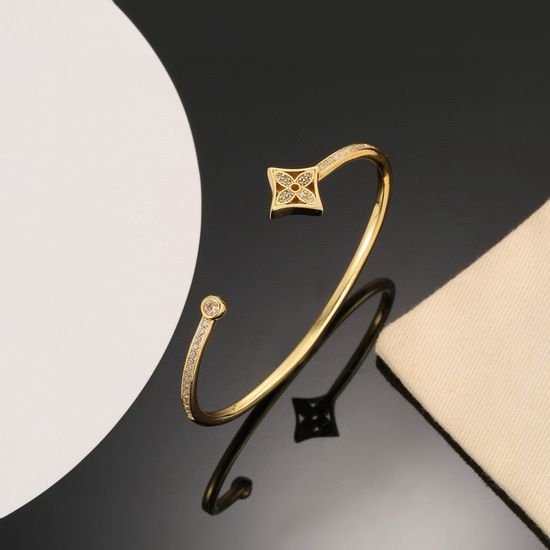 Louis Vuitton LV Polished Four Leaf Clover Bangle