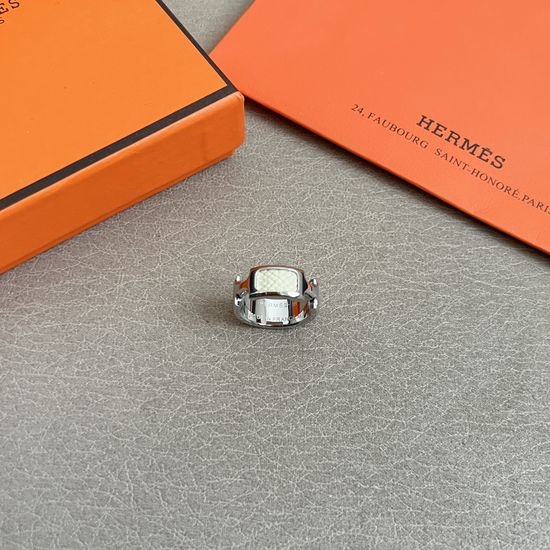 Hermes Delicate Elegant Ring with Gentle Design