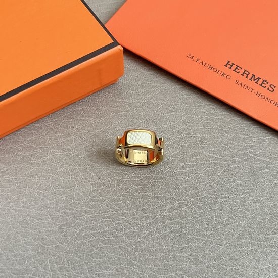 Hermes Delicate Elegant Ring with Gentle Design