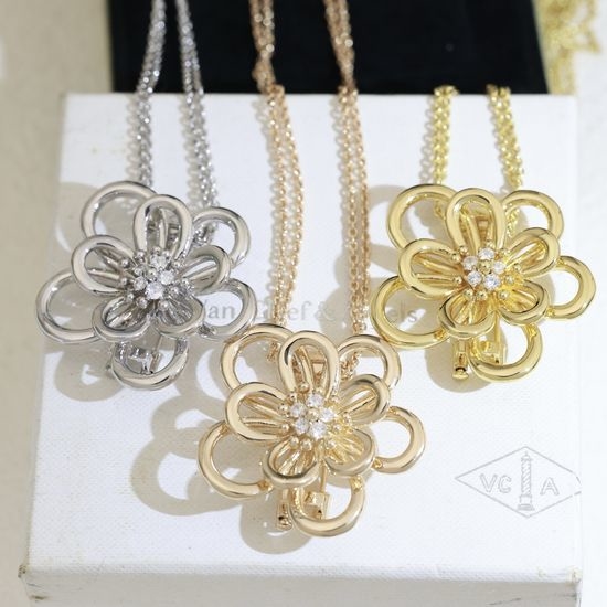Van Cleef & Arpels VCA Sparkling Full Diamond Flower Necklace