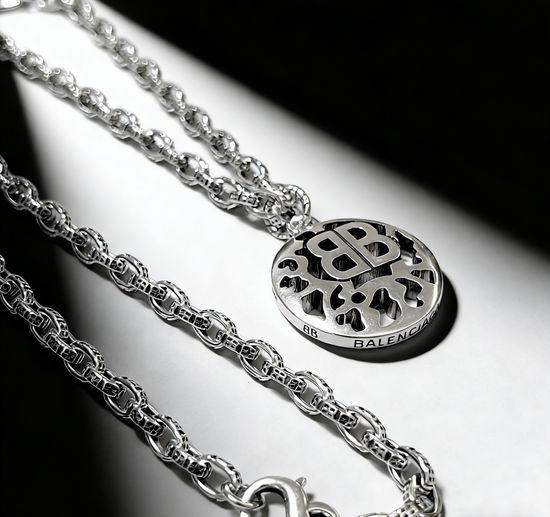 Balenciaga Vintage Style Necklace Delicate Craftsmanship