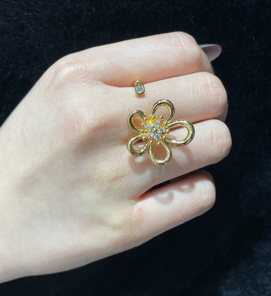 Van Cleef & Arpels VCA Hollow Flower Zircon Inlaid Ring