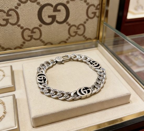 Gucci Classic Logo Bracelet Elegant Accessory