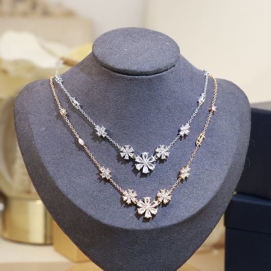 Harry Winston Cubic Zirconia Flower Pendant Necklace