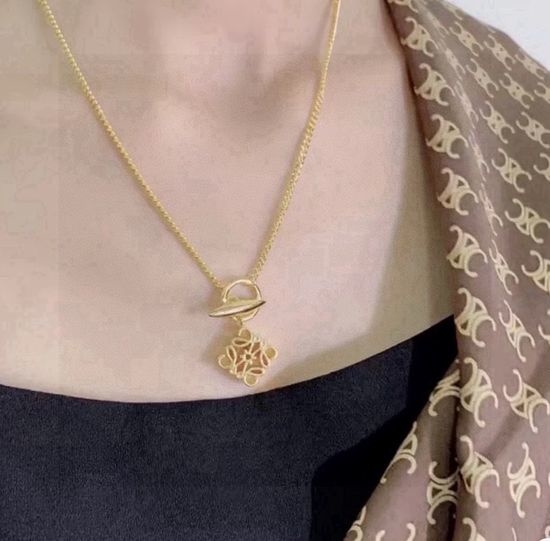Loewe Minimalist Flower Decorated Necklace