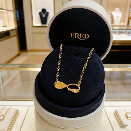 Fred 8-shaped Buckle Necklace Three Colors Available