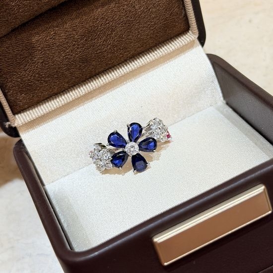 Harry Winston Royal Blue Flower Full Diamond Ring